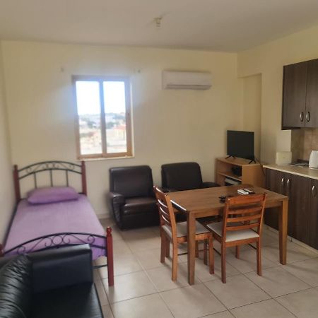 Апартаменти Top Floor 1 Bdrm Aprtrmnt Dromolaxia Екстер'єр фото