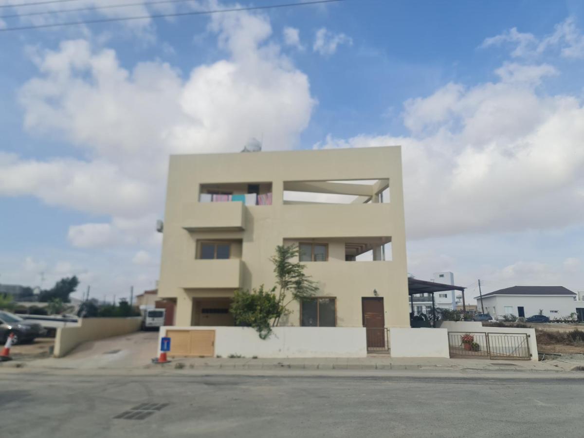 Апартаменти Top Floor 1 Bdrm Aprtrmnt Dromolaxia Екстер'єр фото