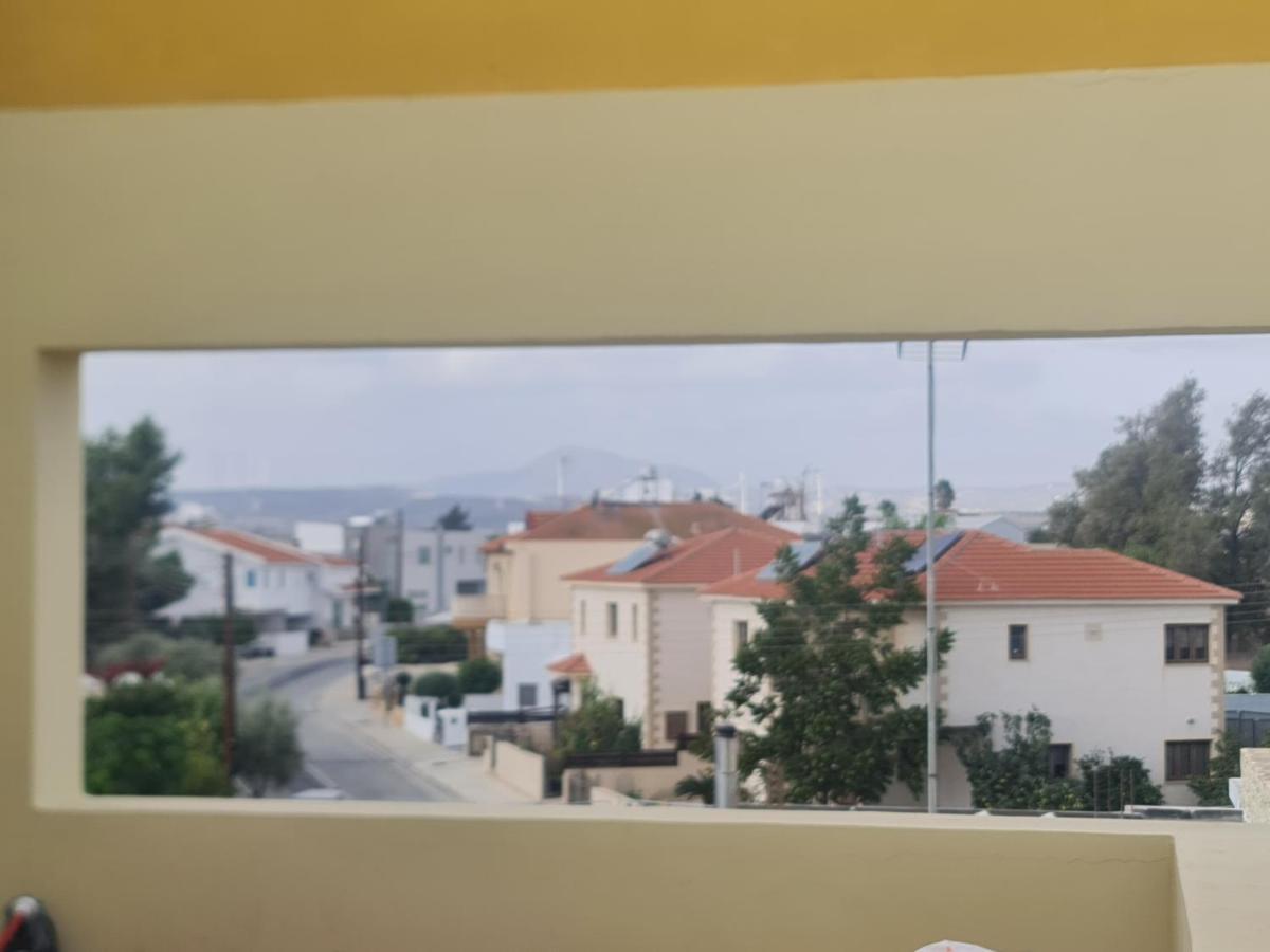 Апартаменти Top Floor 1 Bdrm Aprtrmnt Dromolaxia Екстер'єр фото