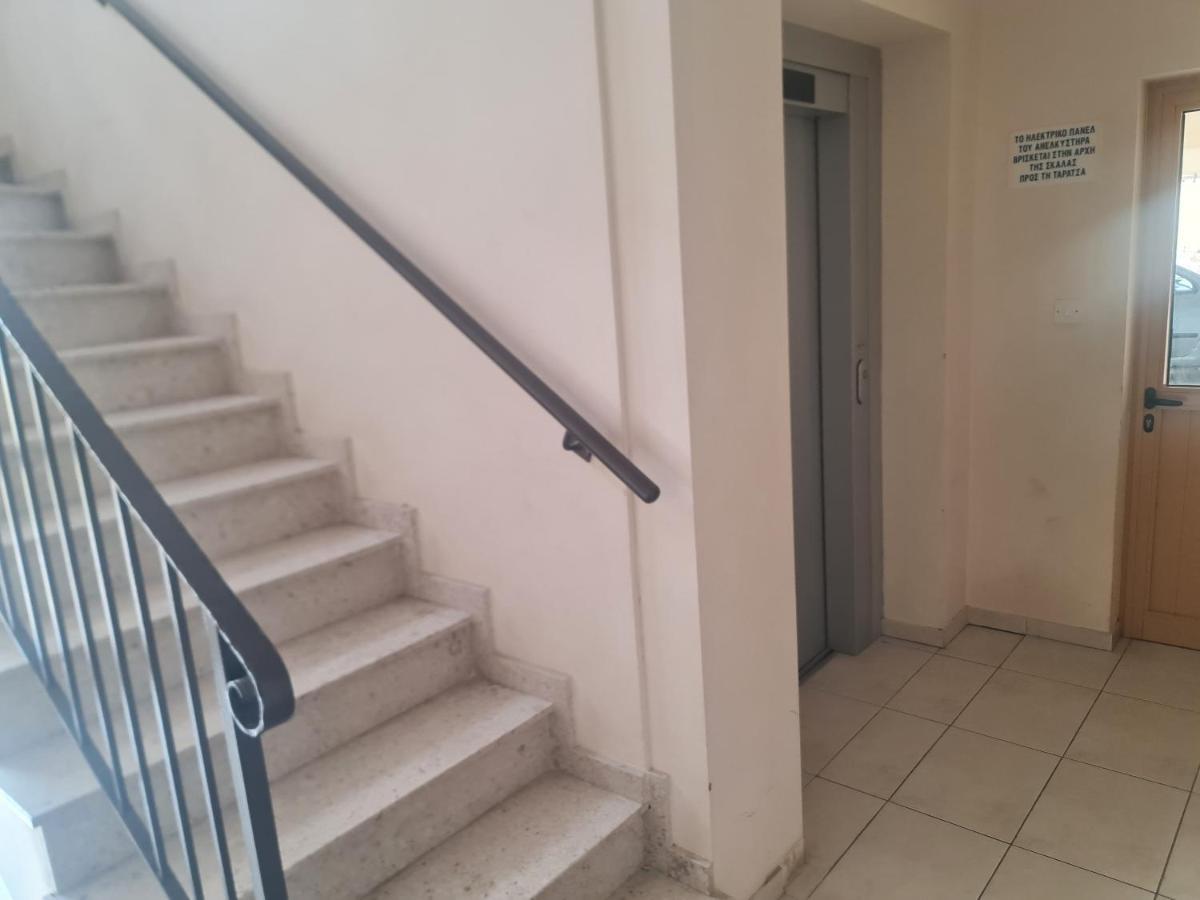 Апартаменти Top Floor 1 Bdrm Aprtrmnt Dromolaxia Екстер'єр фото