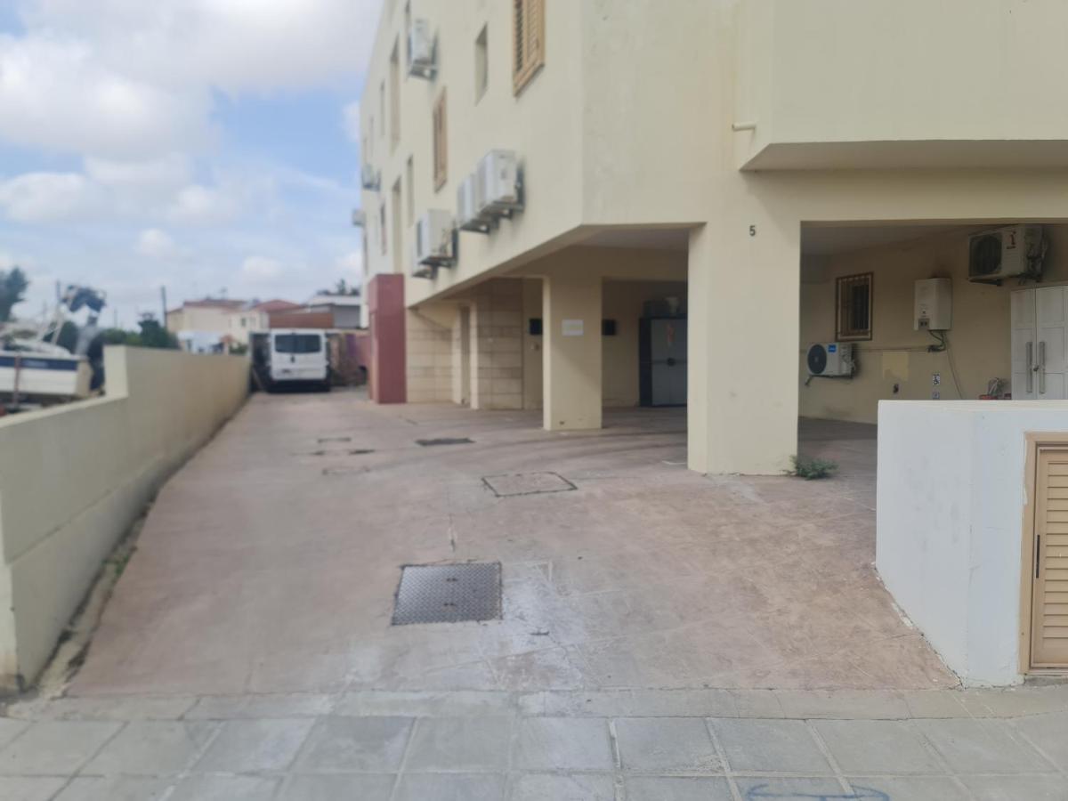 Апартаменти Top Floor 1 Bdrm Aprtrmnt Dromolaxia Екстер'єр фото
