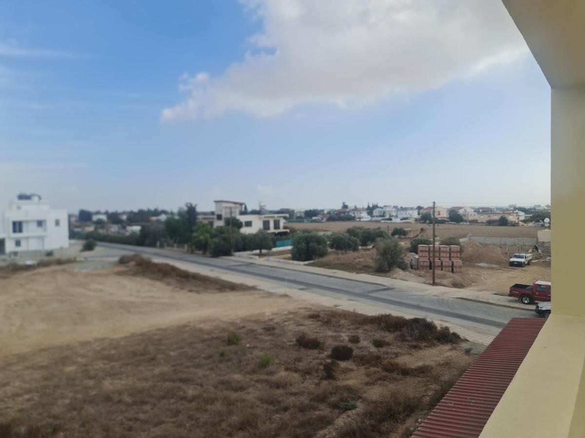 Апартаменти Top Floor 1 Bdrm Aprtrmnt Dromolaxia Екстер'єр фото